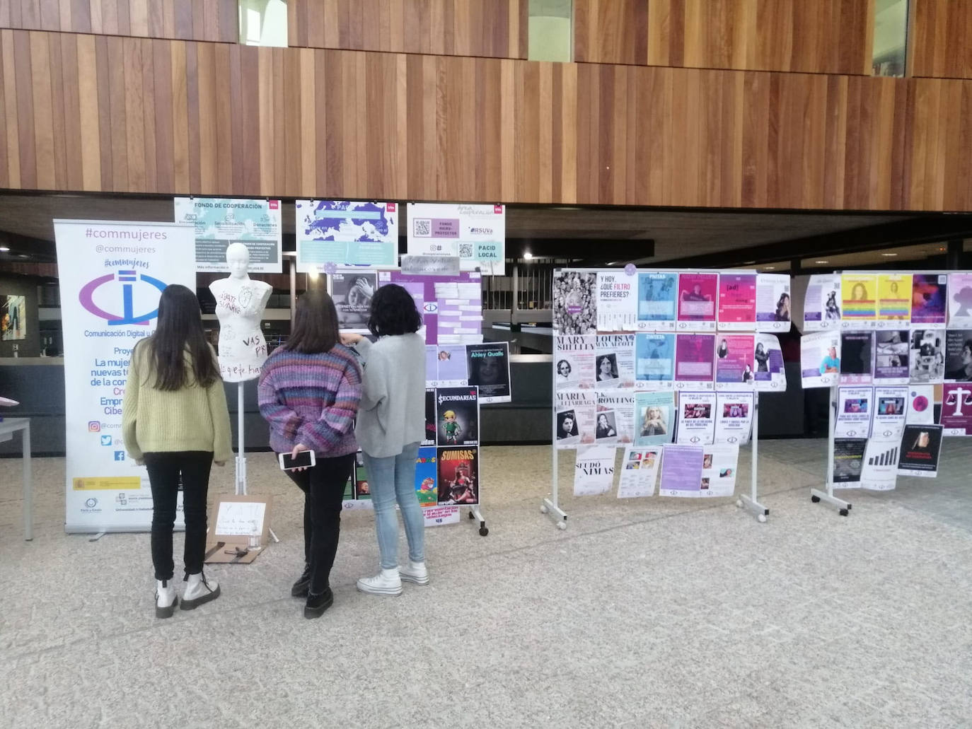 Diversas actividades durante la celebración del 8-M en Segovia. ANTONIO DE TORRE Y ÓSCAR COSTA
