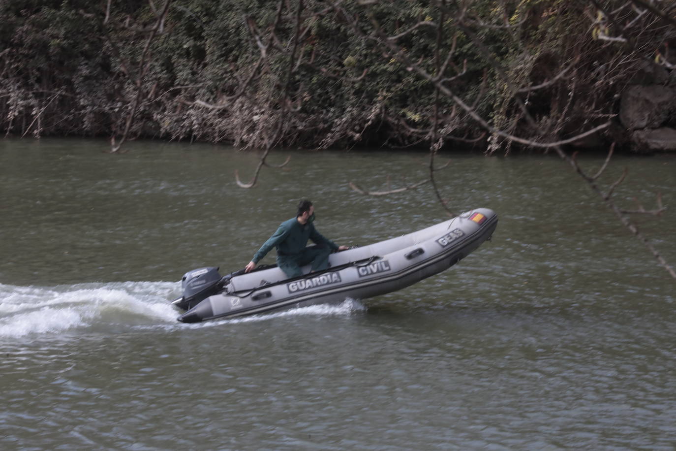 Fotos: Rescatan del Pisuerga dos bolas del murete del Espolón viejo