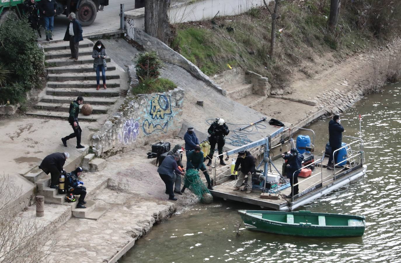 Fotos: Rescatan del Pisuerga dos bolas del murete del Espolón viejo