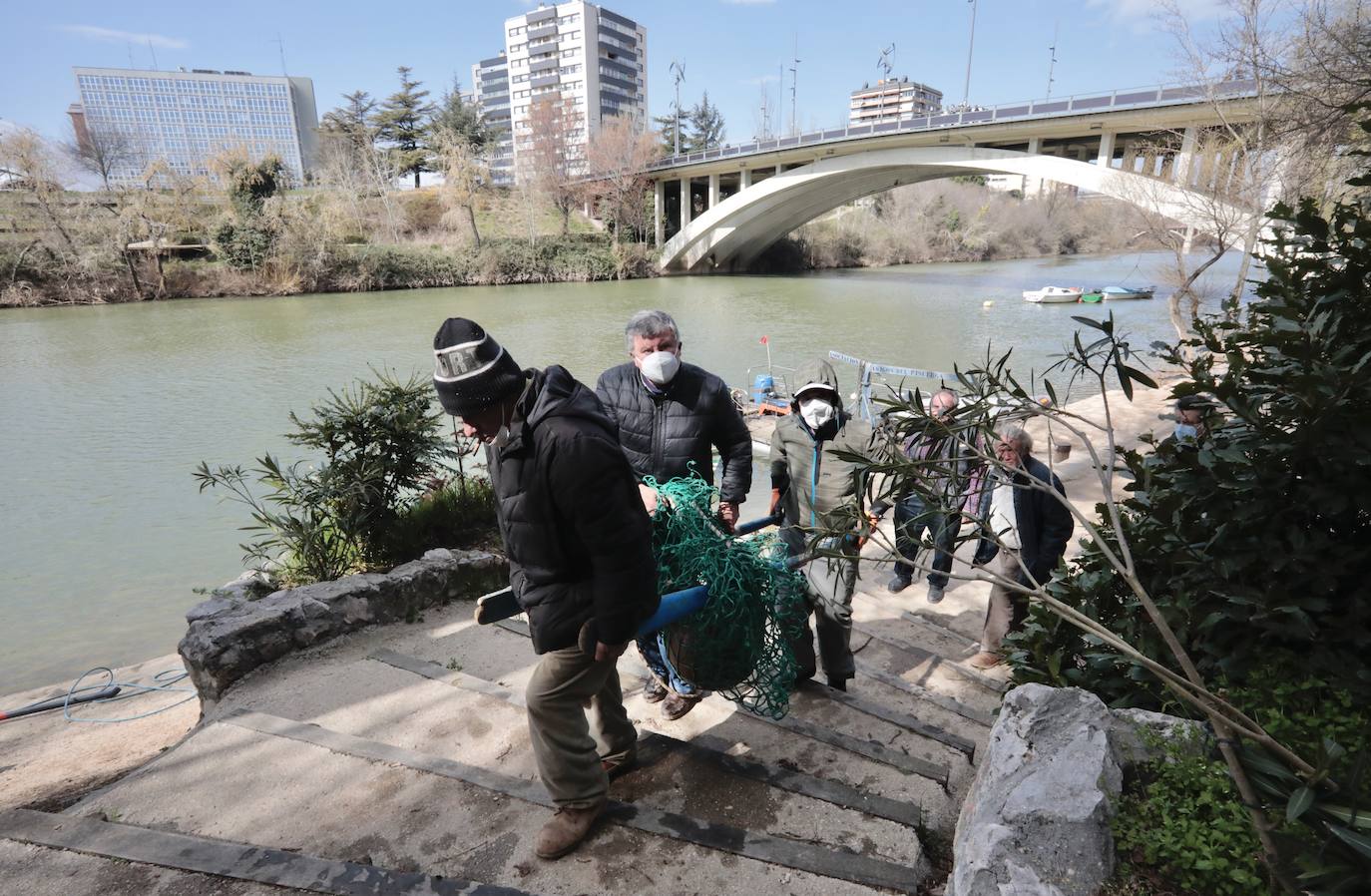 Fotos: Rescatan del Pisuerga dos bolas del murete del Espolón viejo