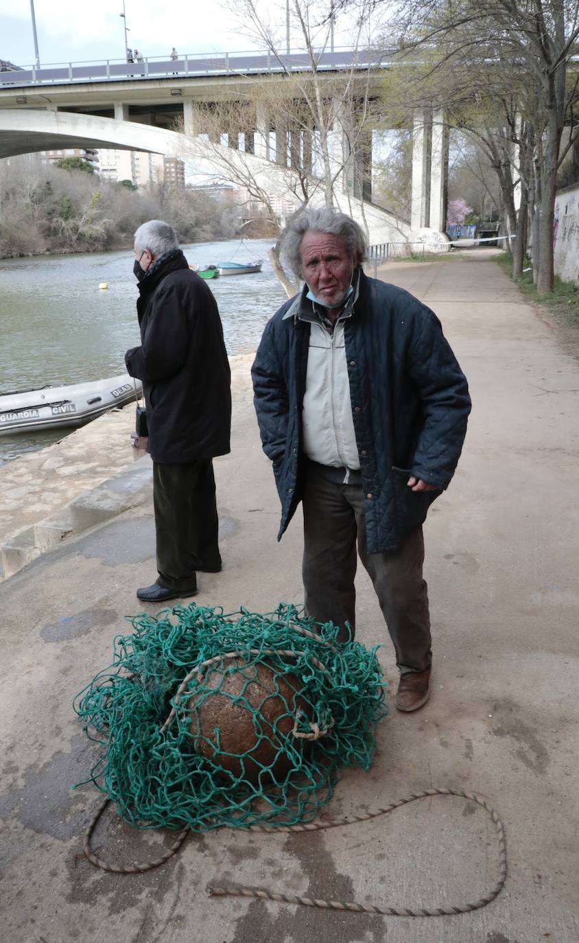 Fotos: Rescatan del Pisuerga dos bolas del murete del Espolón viejo