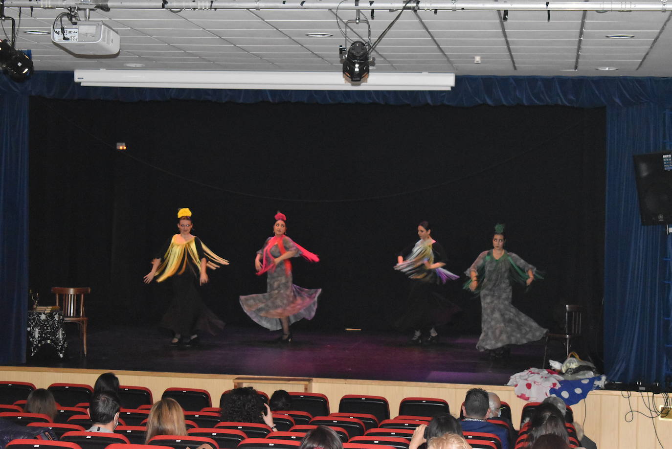 Los vecinos de Villanubla han celebrado el Día Internacional de la Mujer con el espectáculo 'A tu vera', a cargo del Ballet Flamenco Cristina Redondo, en la Casa de Cultura. Dicha actuación se enmarca dentro del programa 'Encendiendo las Candilejas' de la Diputación Provincial. Las entradas se agotaron y se mantuvieron todas las medidas de seguridad y aforos.