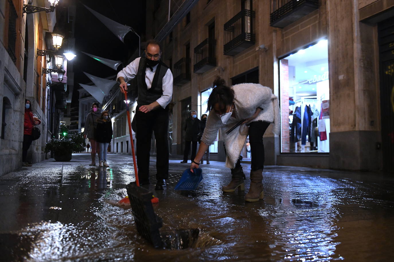 Fotos: Un reventón en el centro de Valladolid anega locales y establecimientos