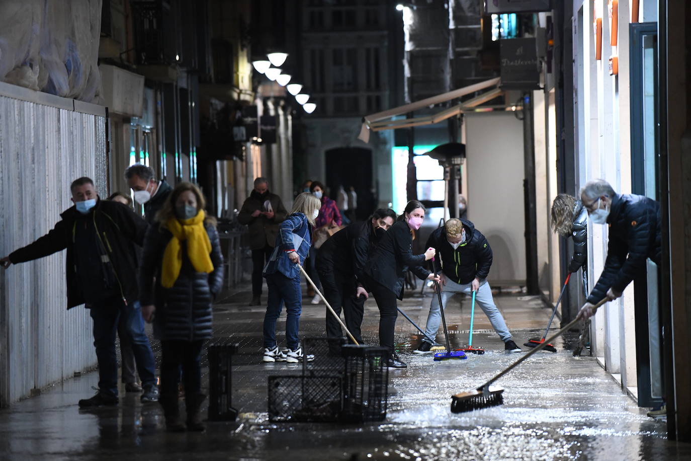 Fotos: Un reventón en el centro de Valladolid anega locales y establecimientos