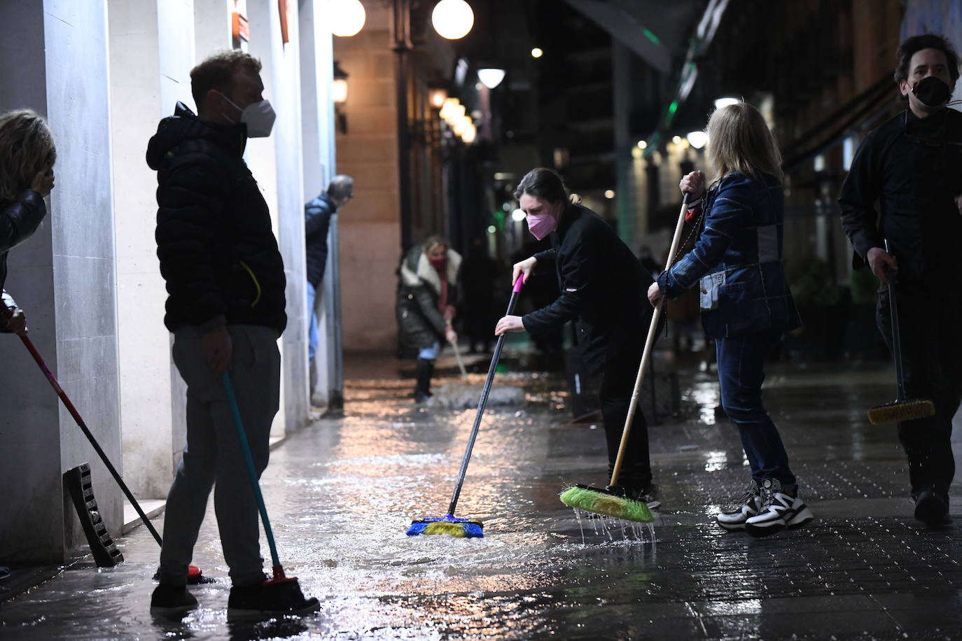 Fotos: Un reventón en el centro de Valladolid anega locales y establecimientos