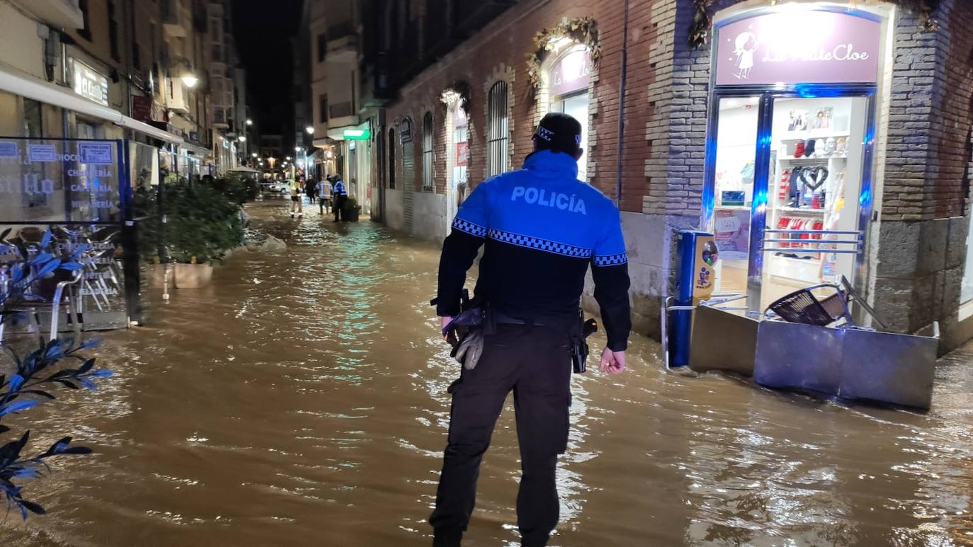 Fotos: Un reventón en el centro de Valladolid anega locales y establecimientos