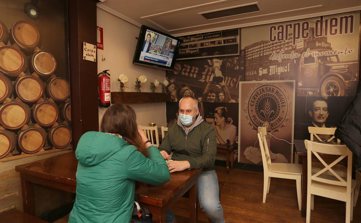 Dos personas, en el bar Carpe Diem de Palencia, este lunes. 