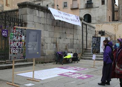 Imagen secundaria 1 - Arriba, selfie ante el mural del 8-M realizado en el colegio Elena Fortún: Abajo, a la izquierda, exposición en la plaza de San Martín; y a la derecha, muestra en el ágora del campus de la UVA en Segovia. 