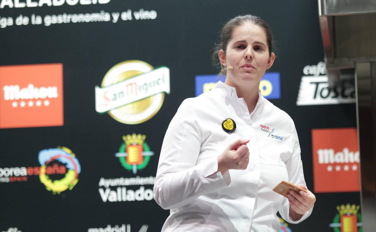 La cocinera soriana Elena Lucas, duranre una ponencia en Madrid Fusión 2029. 