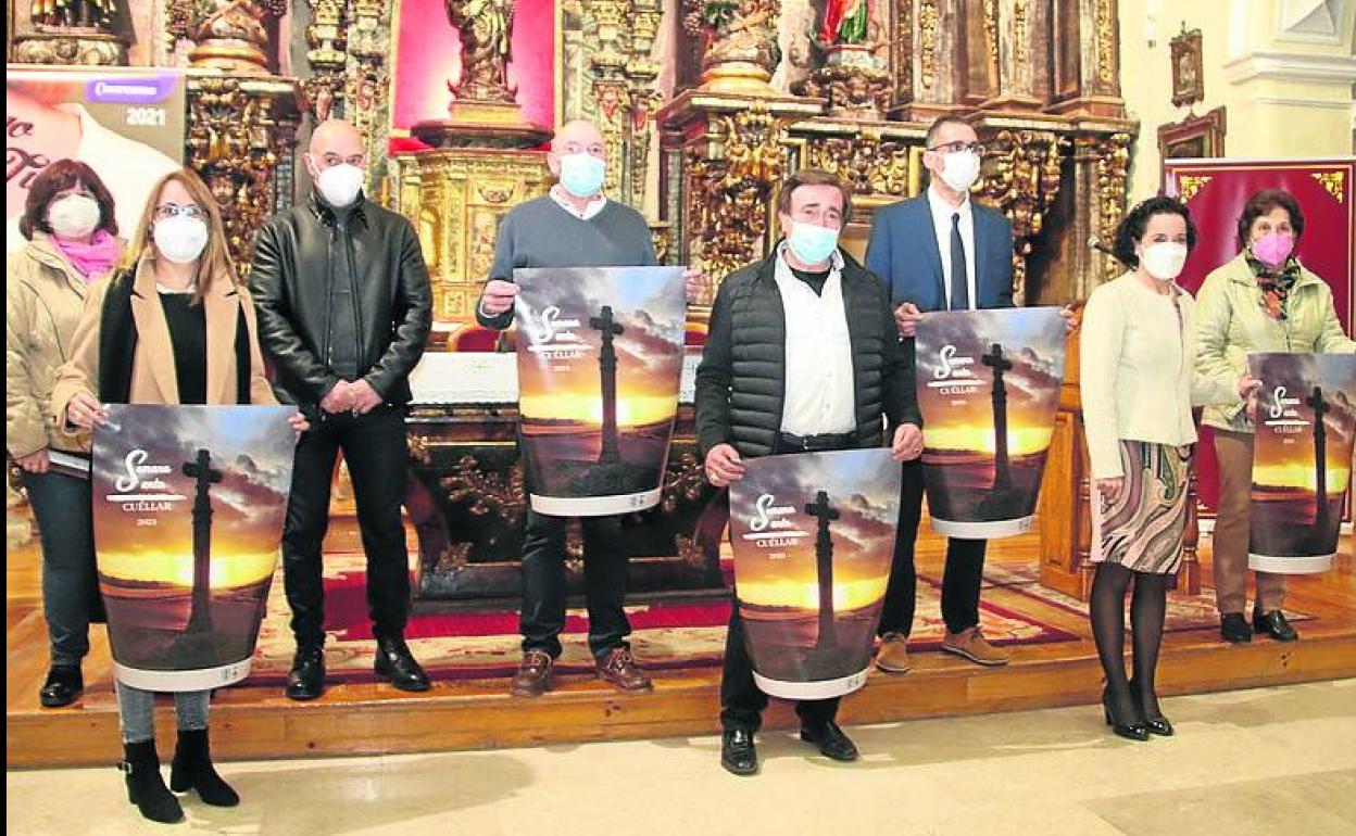 Miembros de la Junta de Cofradías de la Semana Santa de Cuéllar muestran el cartel.