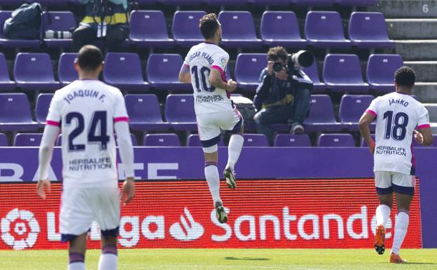Plano celebra en solitario el primer tanto del partido ante el Getafe, con Janko y Joaquín a su espalda.