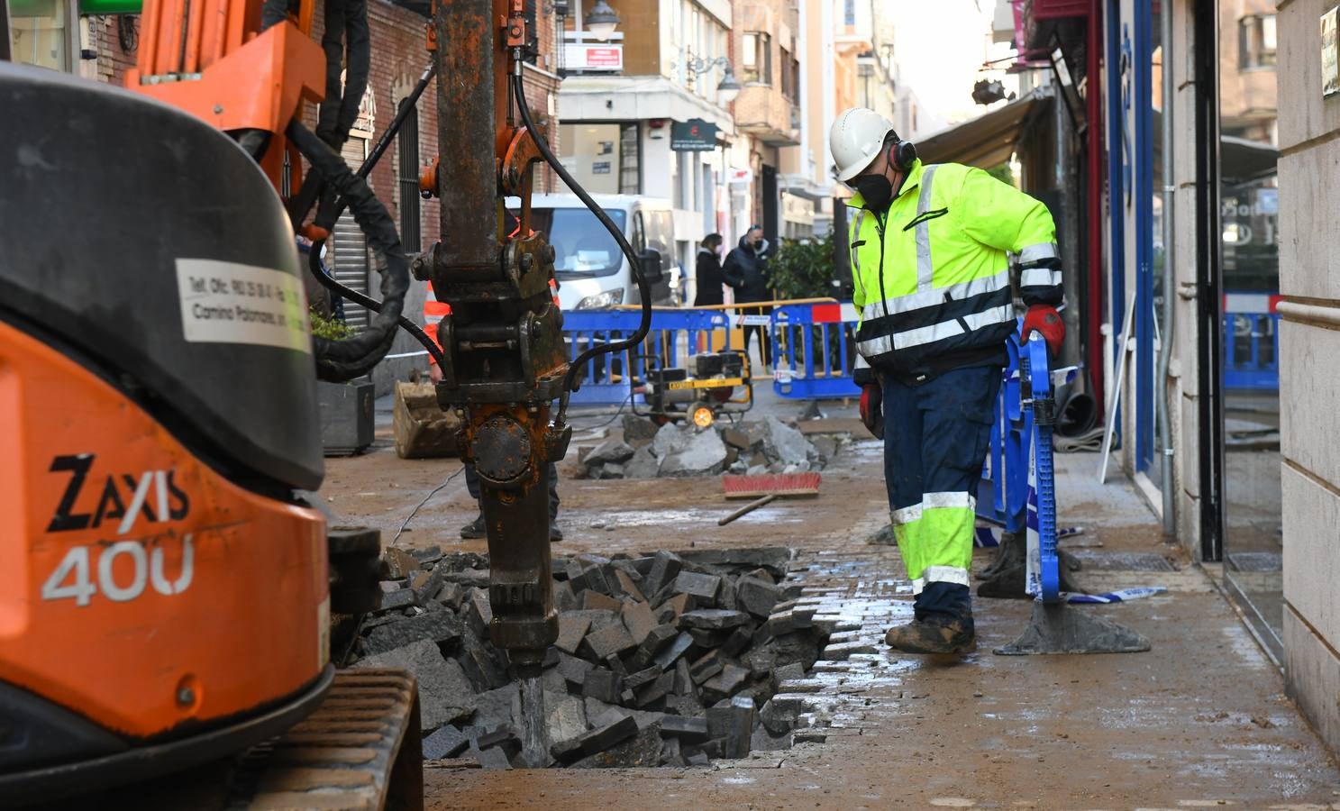 Fotos: La rotura de una tubería deja locales comerciales inundados en la calle Montero Calvo de Valladolid