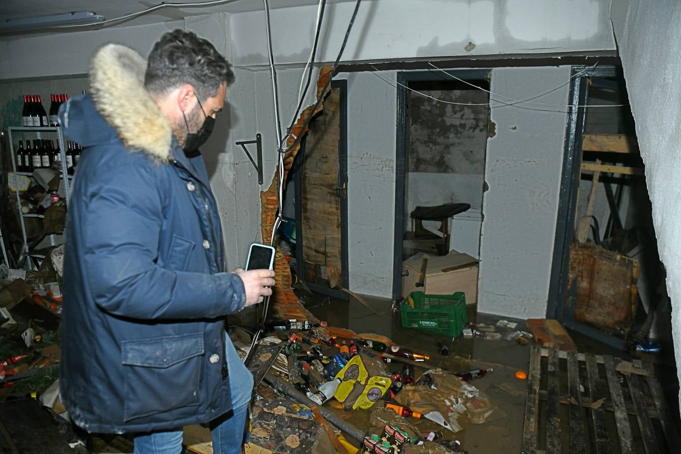 Fotos: La rotura de una tubería deja locales comerciales inundados en la calle Montero Calvo de Valladolid