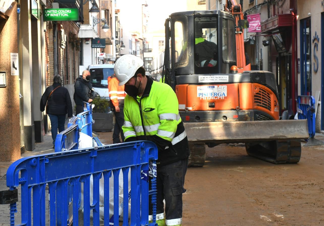 Fotos: La rotura de una tubería deja locales comerciales inundados en la calle Montero Calvo de Valladolid