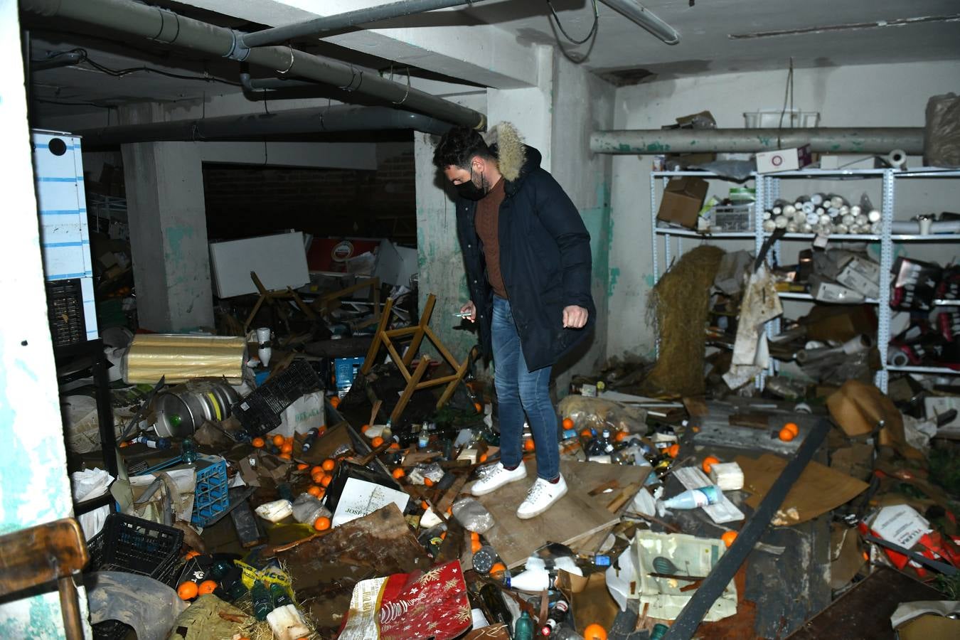 Fotos: La rotura de una tubería deja locales comerciales inundados en la calle Montero Calvo de Valladolid