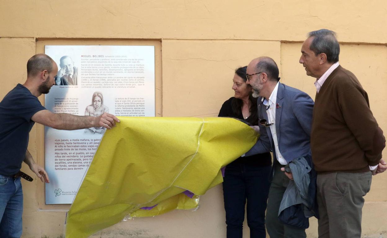 Descubrimiento de una placa recordando a Minervina Capa, el personaje del libro de Miguel Delibes 'El Hereje', en Santovenia de Pisuerga en abril de 2018.