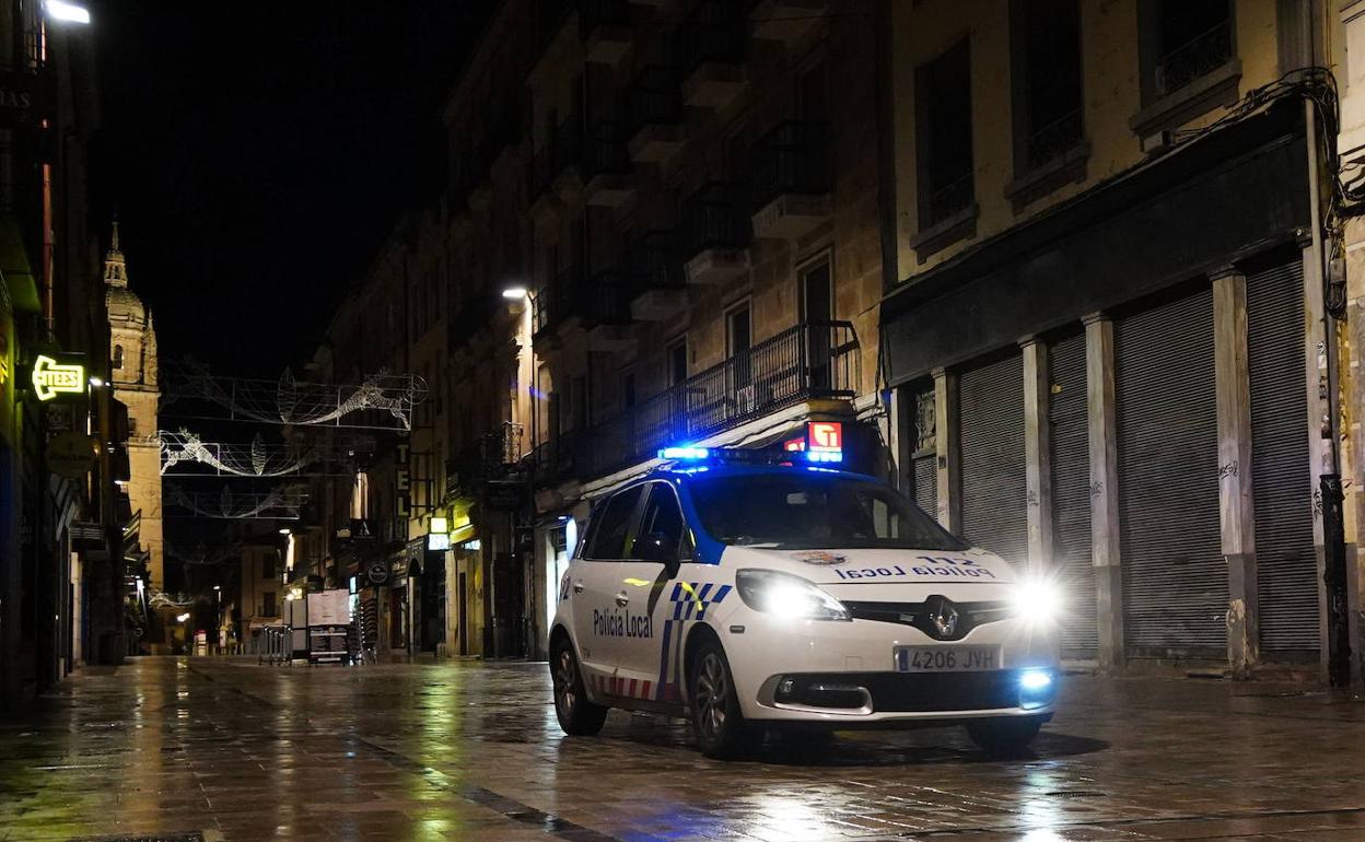 Un coche de la Policía Local, de patrulla en la noche salmanitna.