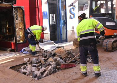 Imagen secundaria 1 - Arriba, estado del sótano del Café Ibérico. Abajo, los operarios, durante los trabajos. 