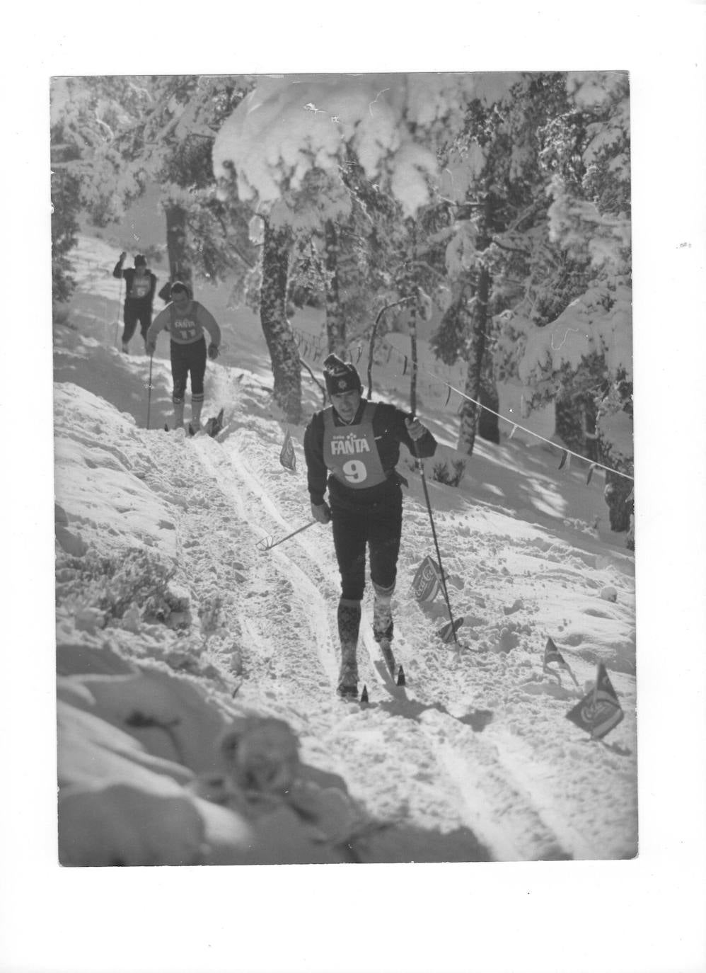 Fila de esquiadores subiendo al alto de Navacerrada deslizarse por sus laderas. 