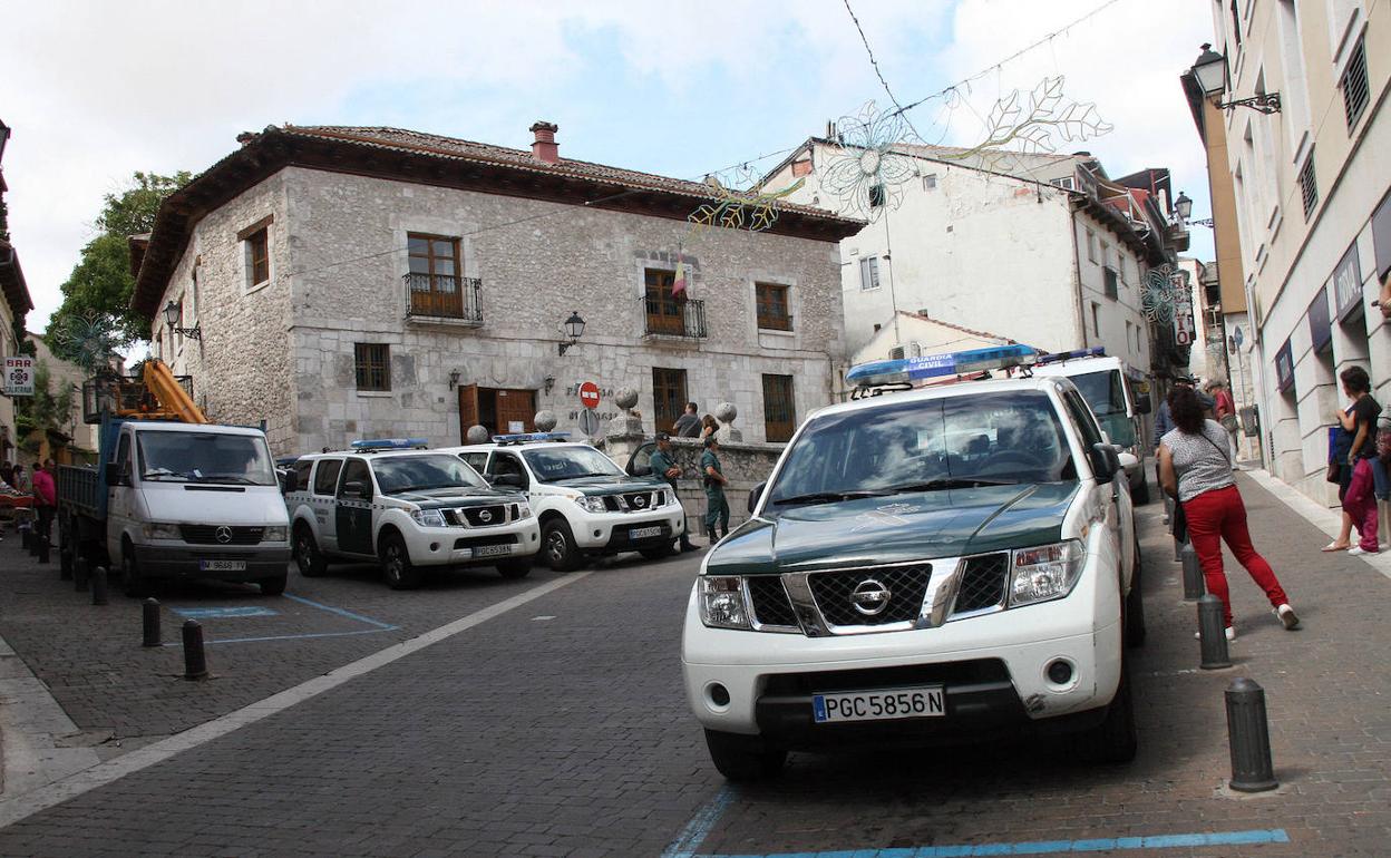 Coches de la Guardia Civil en Cuéllar que ha participado en la búsqueda