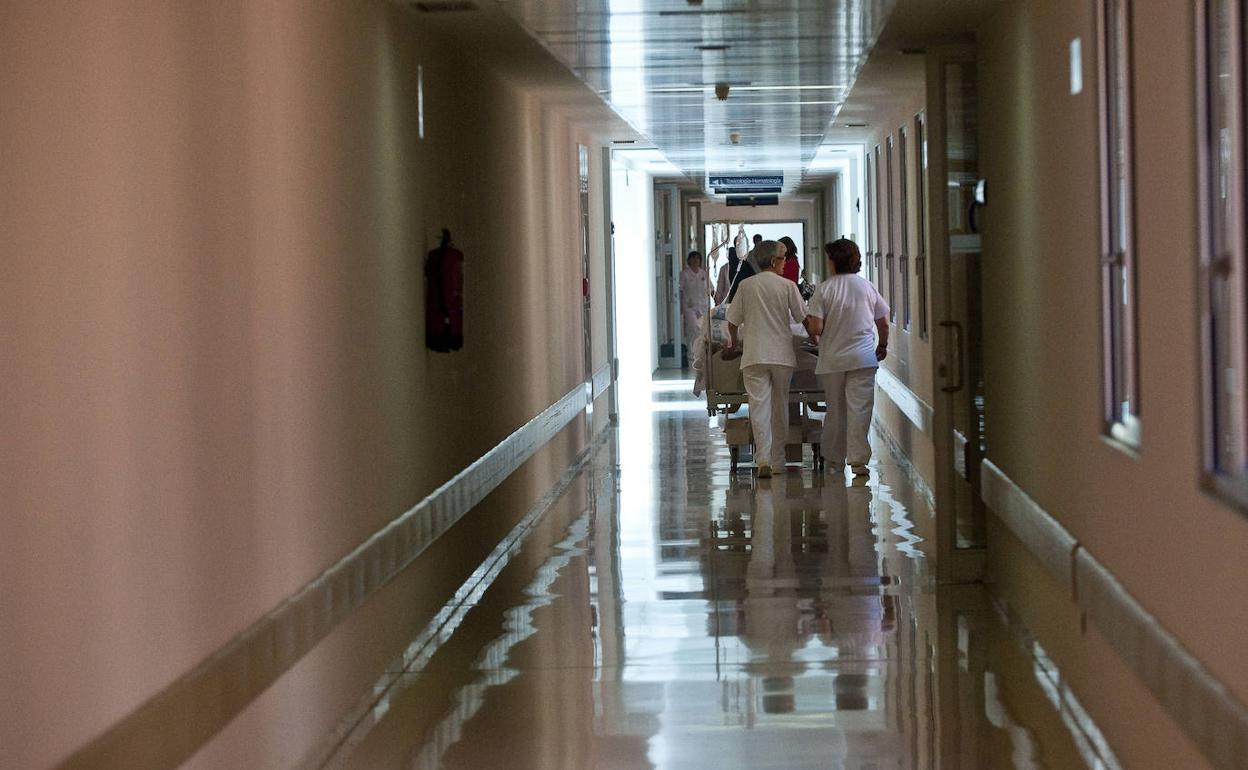 Enfermeras en los pasillos del Río Hortega. 