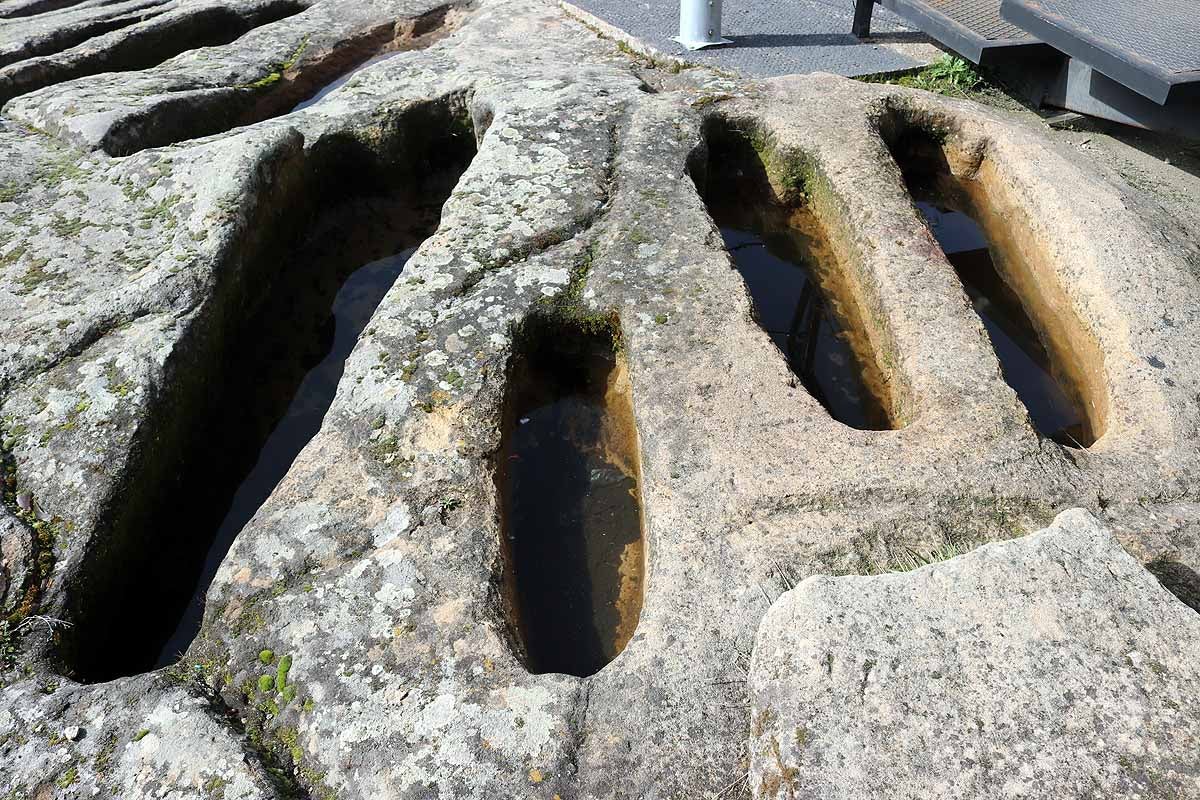 Tumbas antropomorfas y orientadas a la salida del sol. 