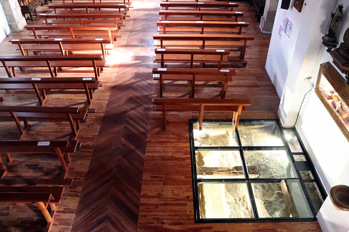 En la iglesia ya se han dejado a la vista algunas tumbas que se esconden bajo el suelo. 