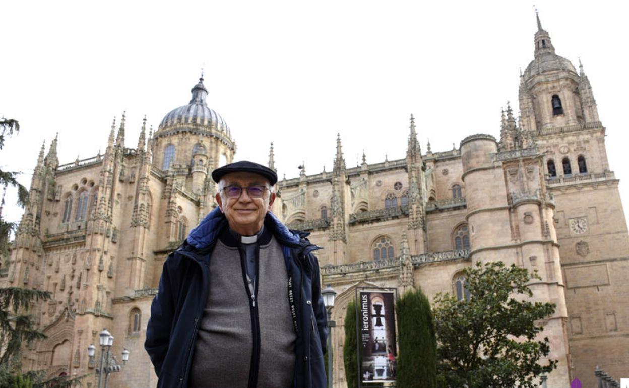 Antonio Matilla, con la Catedral detrás.