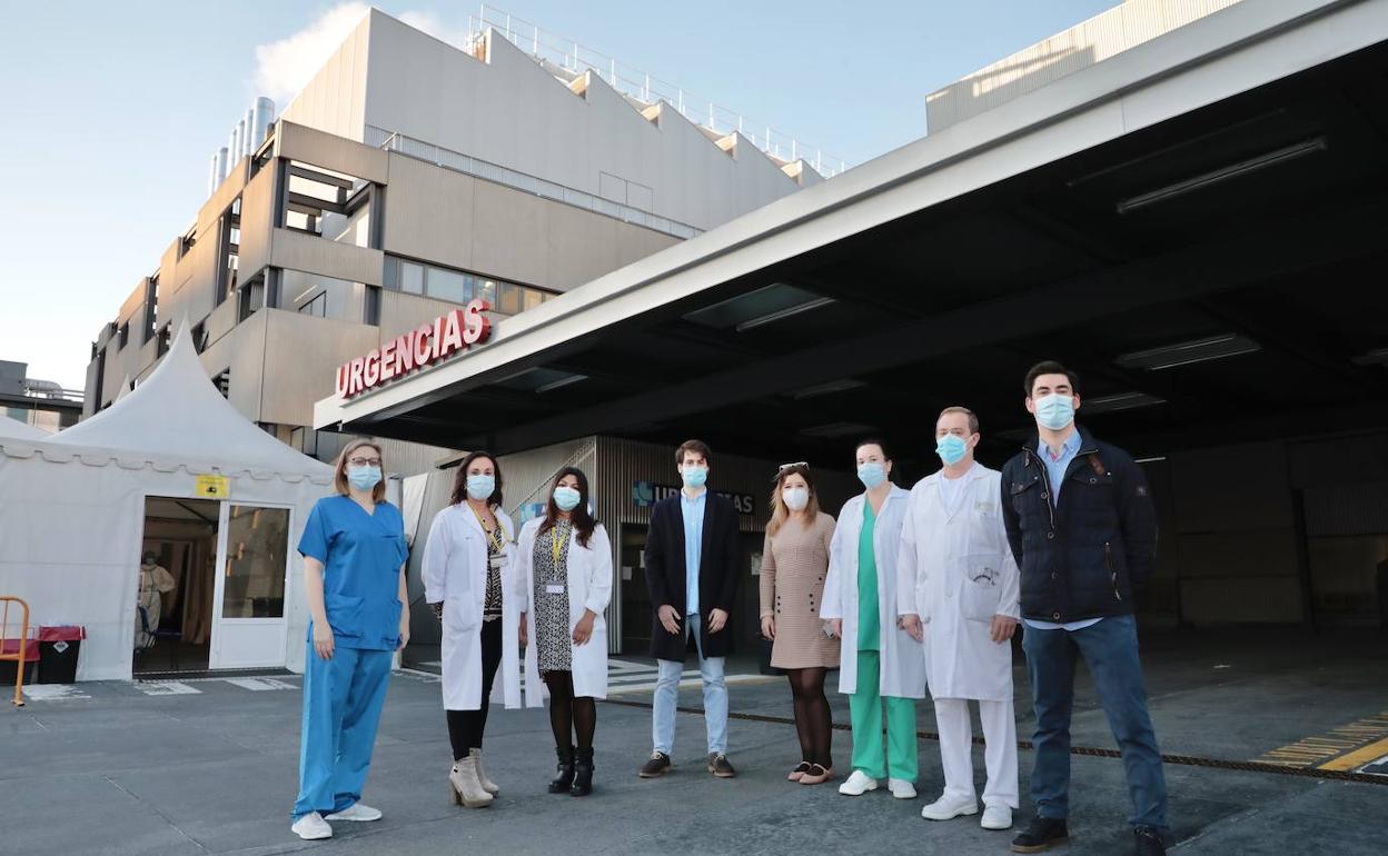 El equipo de Valladolid formado por Leonor Nogales, de la UCI; Dolores Calvo y Wysali Trapiello, del Laboratorio de Análisis; Ismael Calcerrada y Hilda Fernández, de Atención Primaria; Cristina Bolado y Eugenio Azpeleta, de Urgencias y David Andaluz de la UCI. 