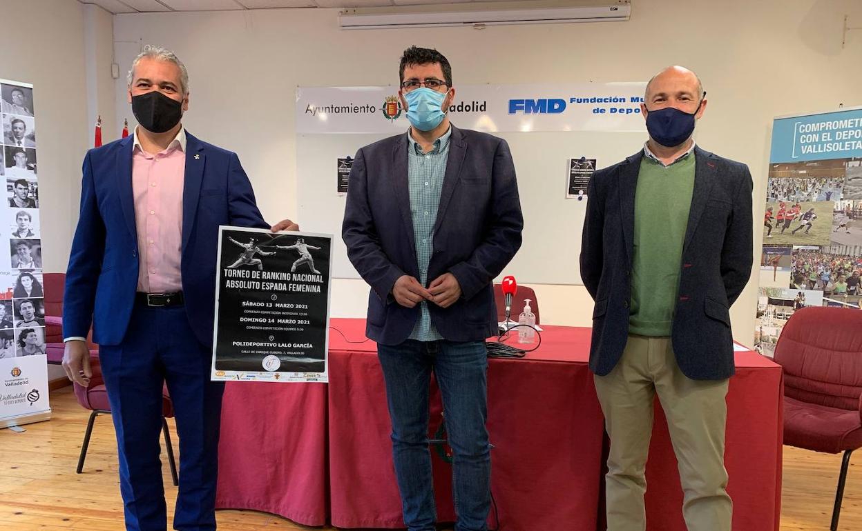 Daniel Bravo, el concejal Alberto Bustos y el representante de la Federación Española, durante la presentación. 