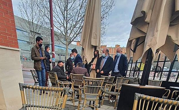 Los hosteleros reprueban a Igea y consideran las imágenes en una terraza como «la gota que colma el vaso»