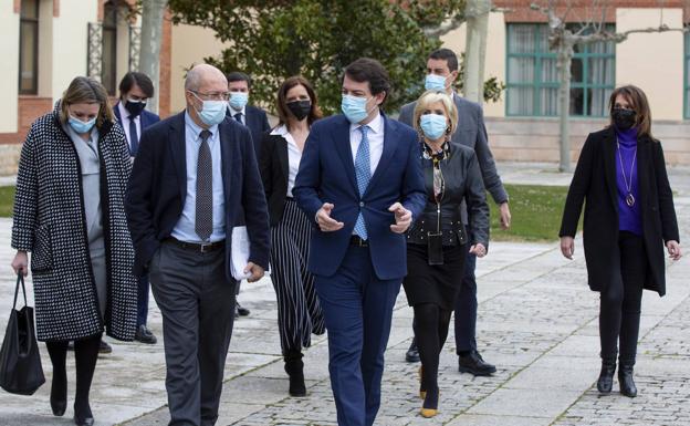 Ciudadanos se ancla al pacto en Castilla y León mientras el PP le declara la guerra en Madrid