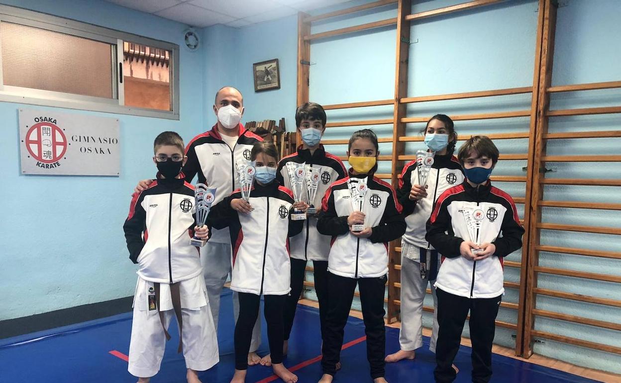 Karatekas del club Osaka, con sus trofeos.