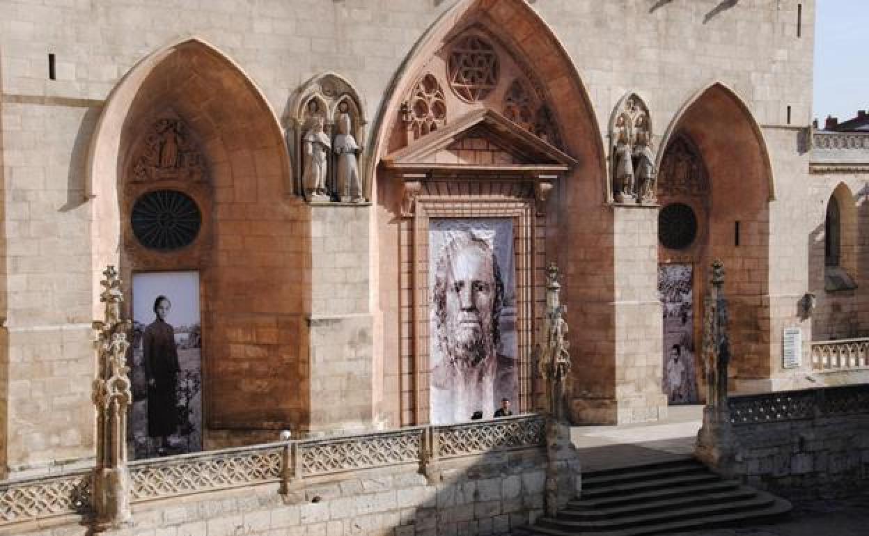 Situación actual de las obtas en las puertas de la Catedral de Burgos