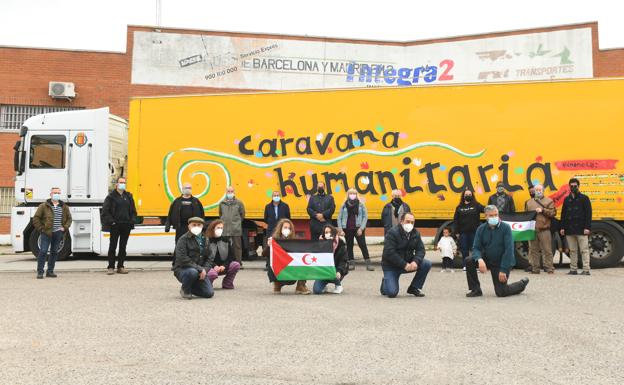 Los colaboradores en la caravana humanitaria que ayer salió del polígono de San Cristóbal. 