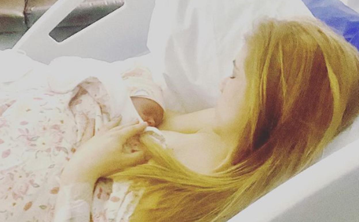 Beatriz Trapote con su hija Brenda, recién nacida. 