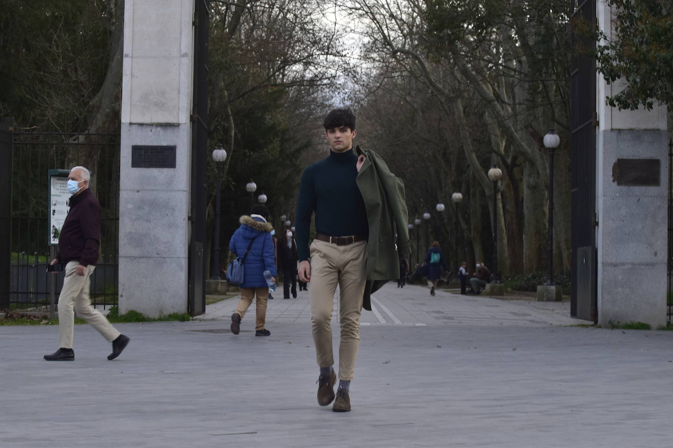 Inquieto, deportista y amante de la lectura, este lagunero, que intentará alzarse con el título de Mister Internacional España en verano, trabaja actualmente como tornero fresador aunque su sueño es entrar en el Cuerpo Nacional de Policía
