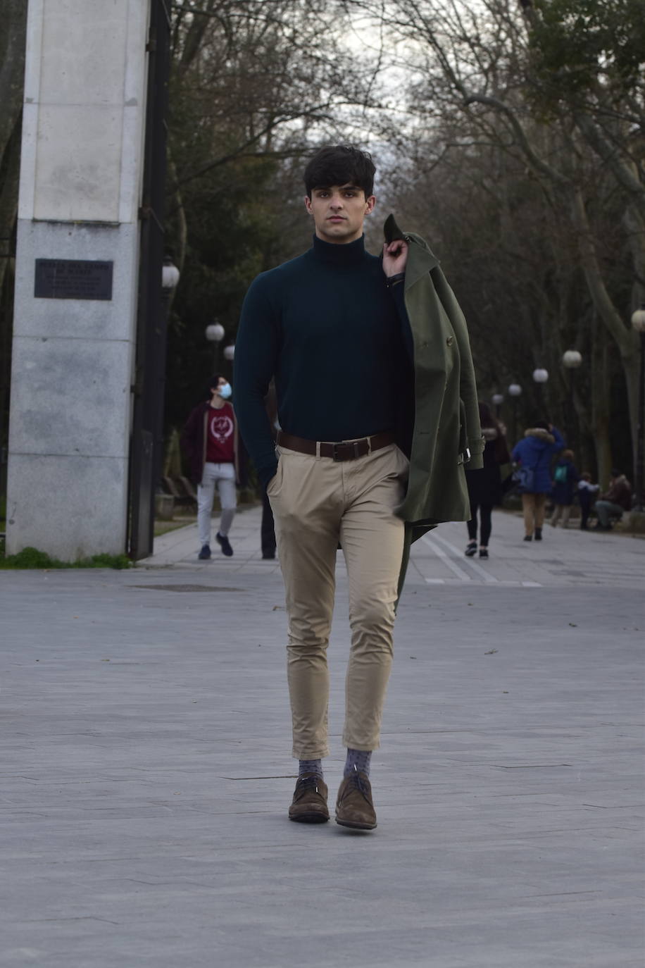 Inquieto, deportista y amante de la lectura, este lagunero, que intentará alzarse con el título de Mister Internacional España en verano, trabaja actualmente como tornero fresador aunque su sueño es entrar en el Cuerpo Nacional de Policía