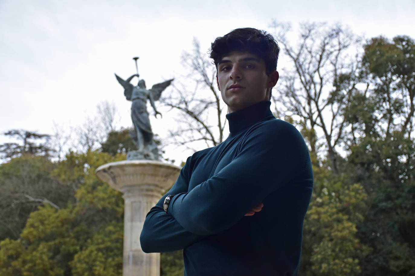 Inquieto, deportista y amante de la lectura, este lagunero, que intentará alzarse con el título de Mister Internacional España en verano, trabaja actualmente como tornero fresador aunque su sueño es entrar en el Cuerpo Nacional de Policía