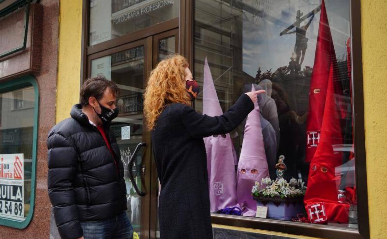 Ana Suárez y Fernando Castaño observan uno de los escaparates.