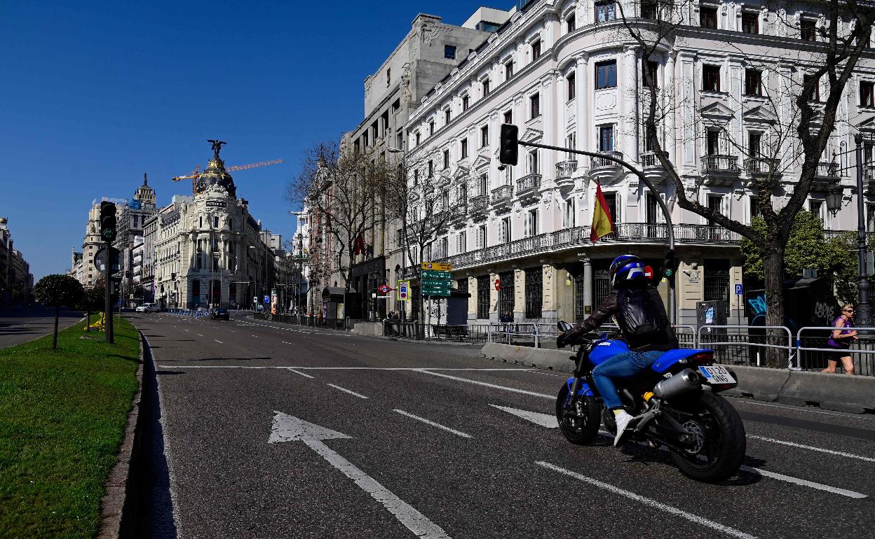 Una calle de Madrid semidesierta ya los dias previos a la declaración del estado de alarma. 