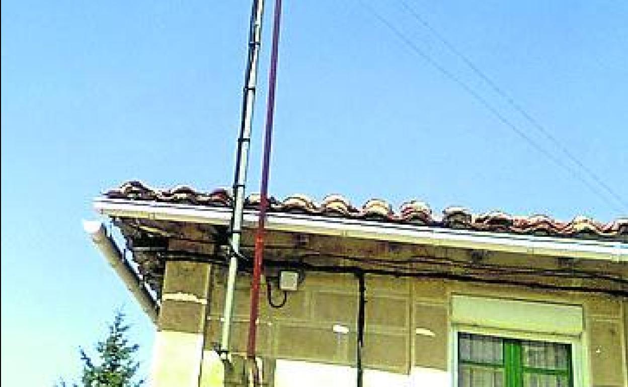 Condenan al Consistorio de Castrejón a retirar una farola de la pared de una vivienda
