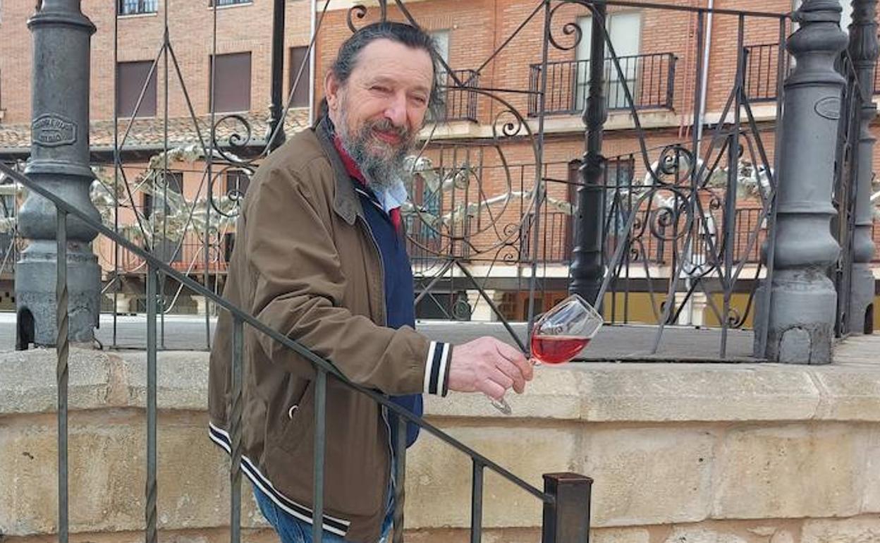 Miguel Ángel Rojo, presidente de la DO Arlanza, en la Plaza Mercado Viejo de Lerma (Burgos). 