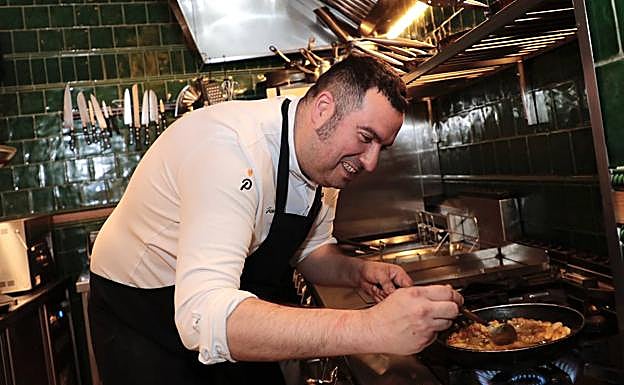 Javier Mariscal a los fogones en las cocinas de Doña Pendeja. 