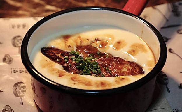 Lentejas con foie y crema de patatas.  De tamaño pequeño, las lentejas pardinas se cocinan con caldo de jamón, chorizo ibérico y un buen sofrito de verduras. A fuego lento durante más de dos horas para conseguir que se integren los sabores. 