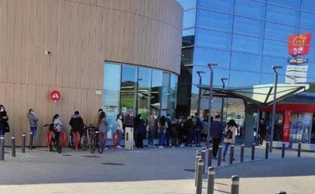 Filas para acceder al centro comercial. 