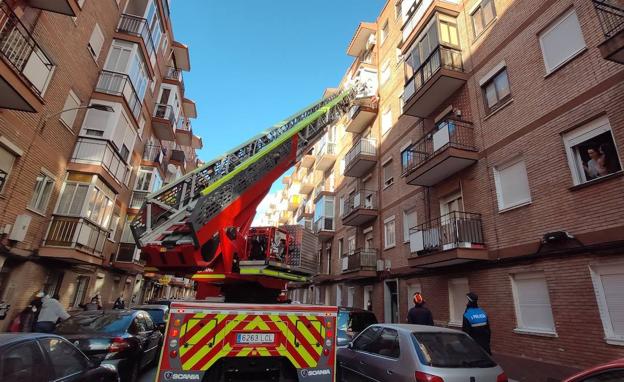 Rescatan con vida a una anciana que vivía sola y que sufrió una caída en un piso de Valladolid