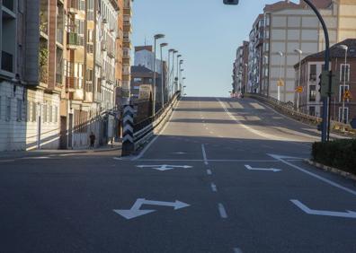 Imagen secundaria 1 - Desde primera hora de la tarde, las calles quedaron desiertas (Santiago, Arco de Ladrillo o Tudela). 