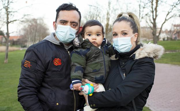 «Cuando nos quitamos la mascarilla, el bebé se queda asombrado»