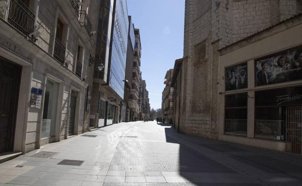 Imagen principal - Desde primera hora de la tarde, las calles quedaron desiertas (Santiago, Arco de Ladrillo o Tudela). 